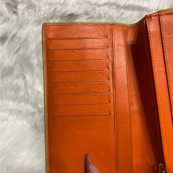 Get Your Hands on a Stunning Chanel Long Wallet Now! $450 - Picture 6 of 10